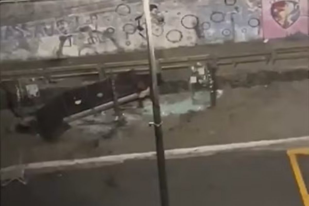 Moradores flagram furto de estrutura de ponto de ônibus em Salvador