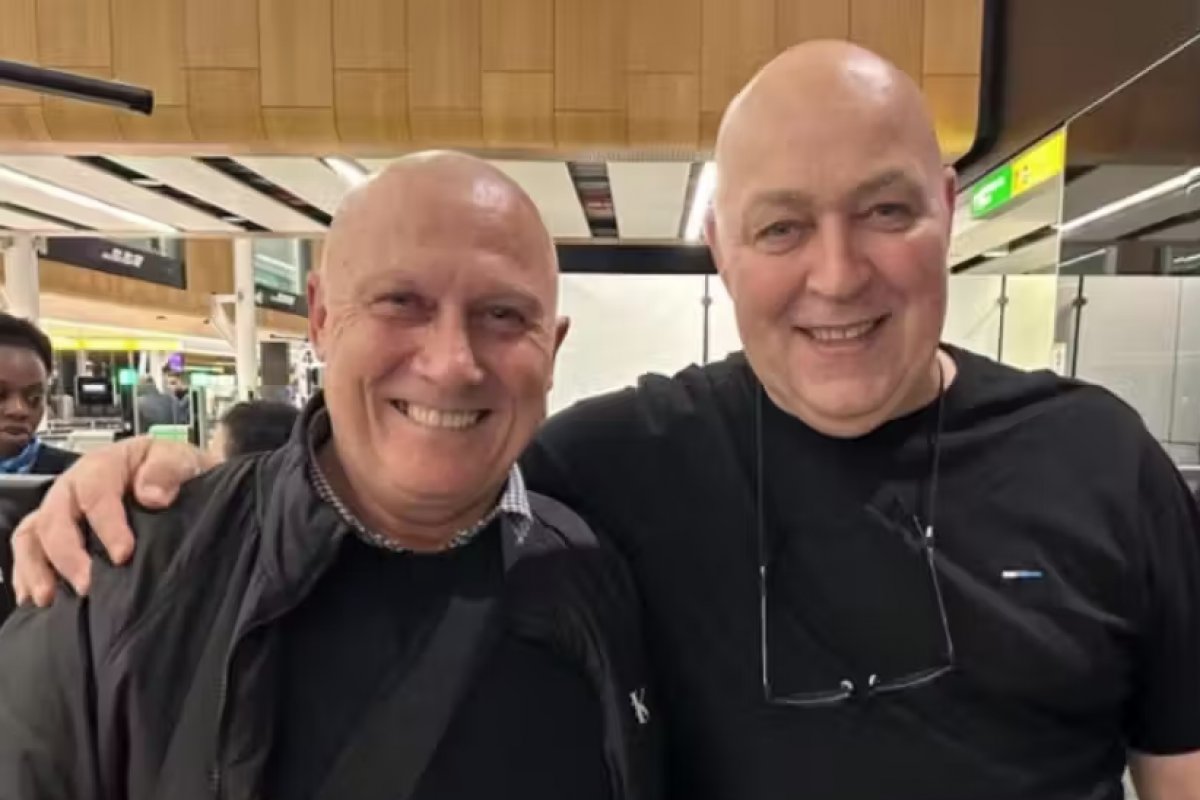 Homem encontra sósia com mesmo nome, hobbies e amigo em comum durante voo
