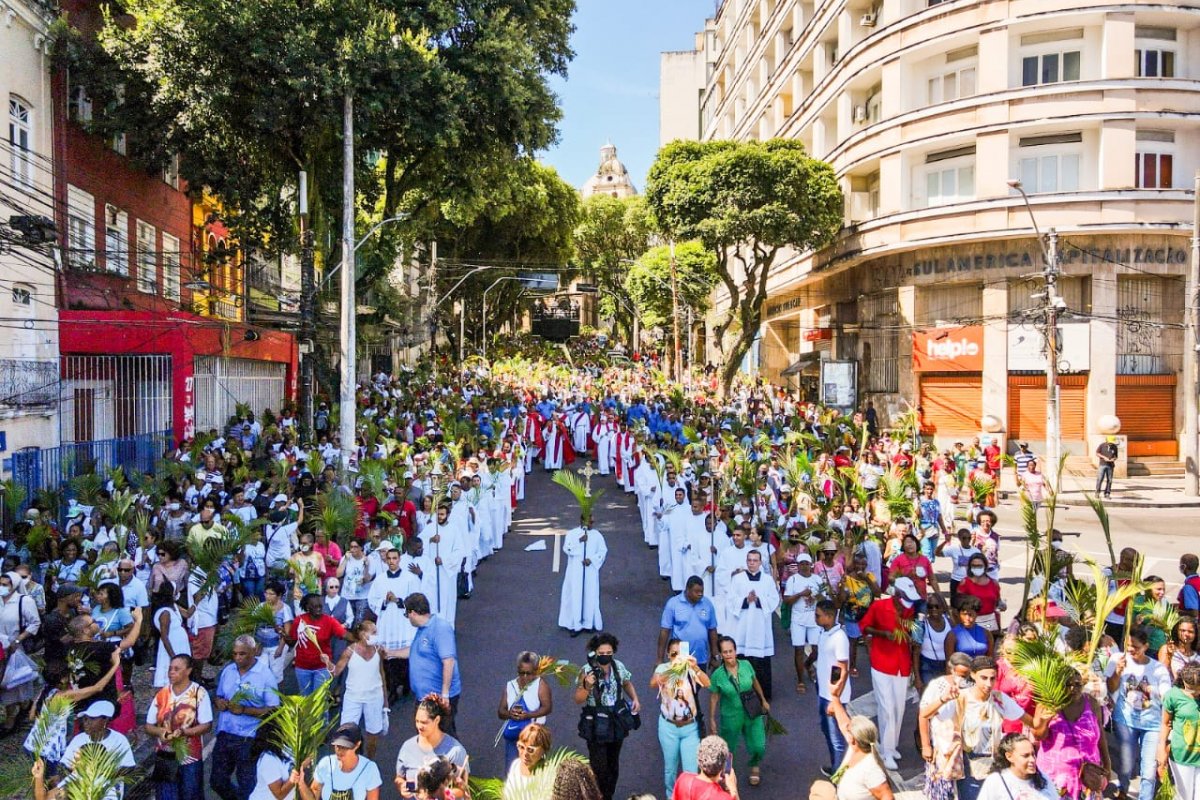 Fiéis se reúnem no centro de Salvador para as comemorações do Domingo de Ramos