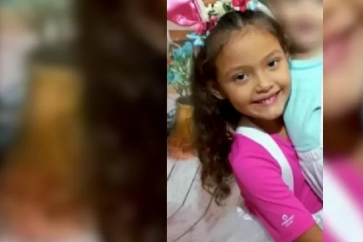 Criança sobe em vaso sanitário e morre após privada quebrar