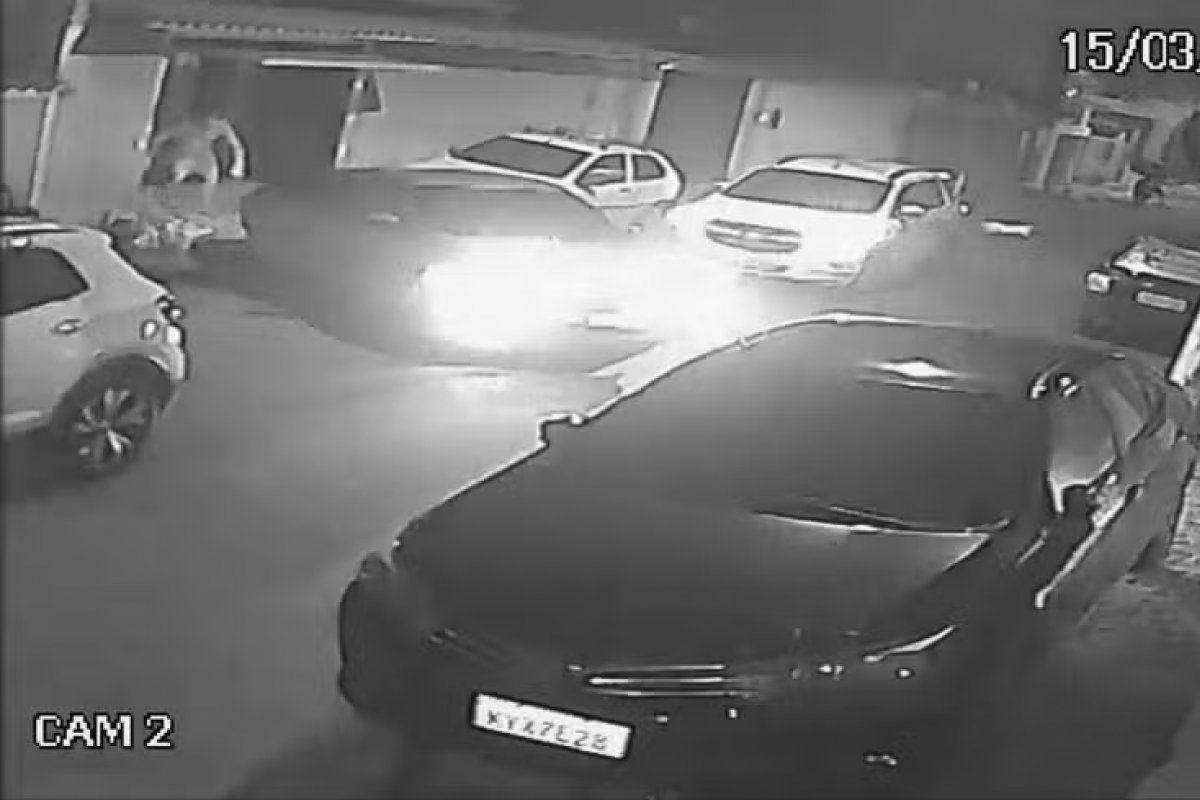 Vídeo: Mulher tentar retirar gatos de carros, mas é esmagada por criminosos em fuga no RJ