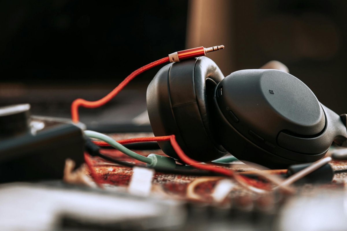 Jovem é esmagada ao tentar pegar fone de ouvido que caiu em esteira nos EUA