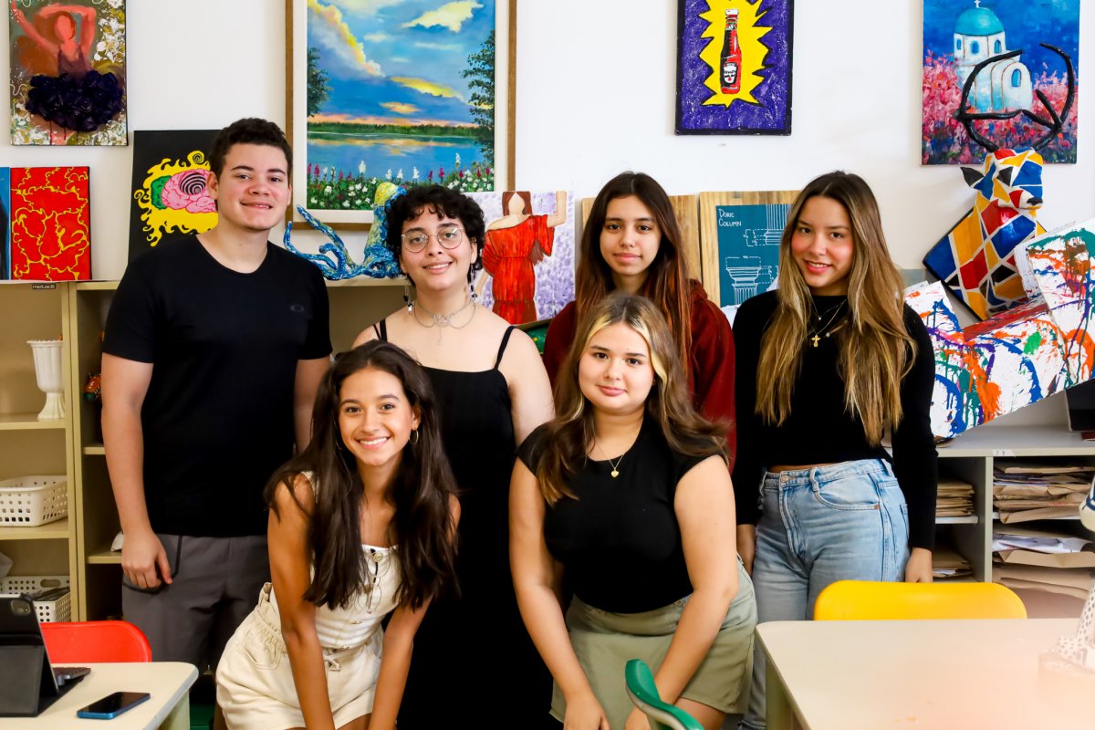 Estudantes de Escola de Salvador realizam exposição gratuita que explora a interseção entre a vida, o tempo e o espaço!