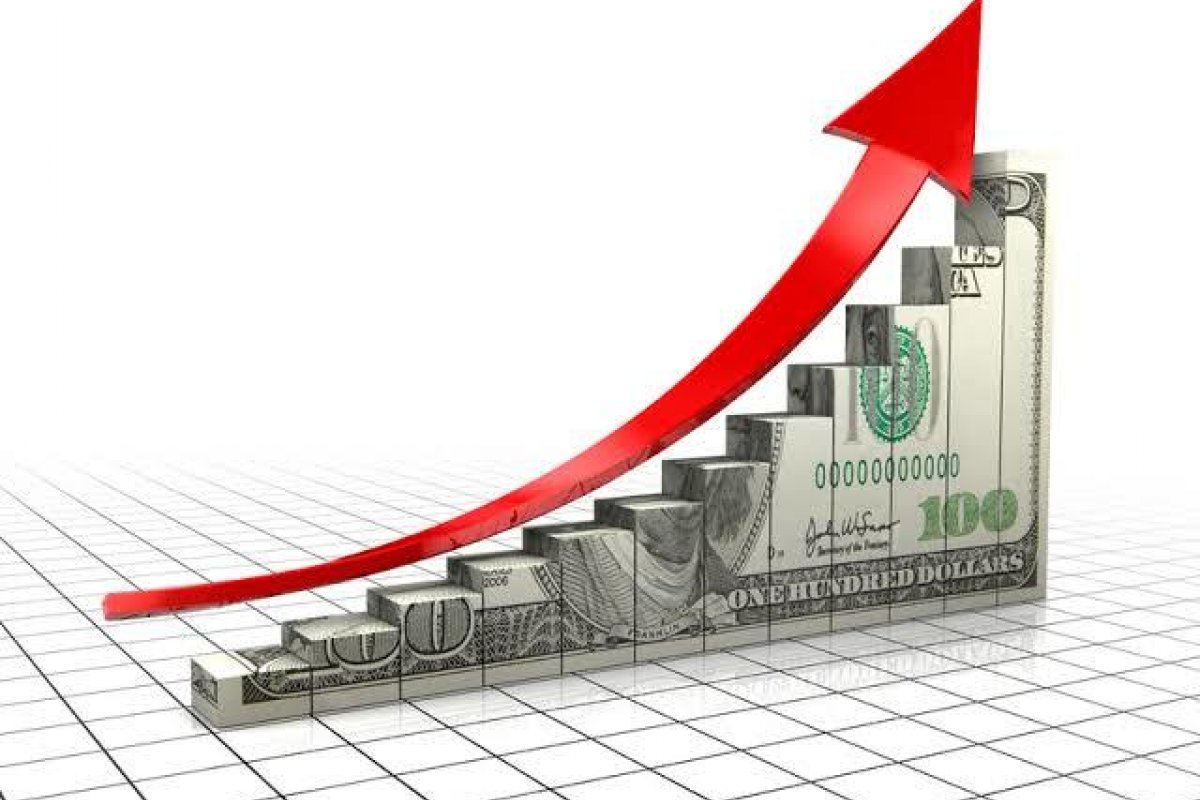 Dólar sobe para R$ 4,14 e fecha no maior valor em um mês