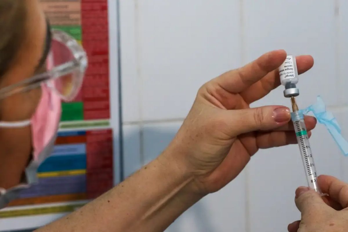 Especialistas explicam porque vacinação contra a dengue ainda é baixa no Brasil