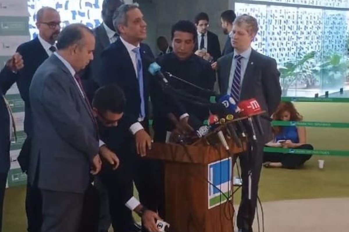 Vídeo: Deputado retira microfone da Globo de púlpito durante entrevista