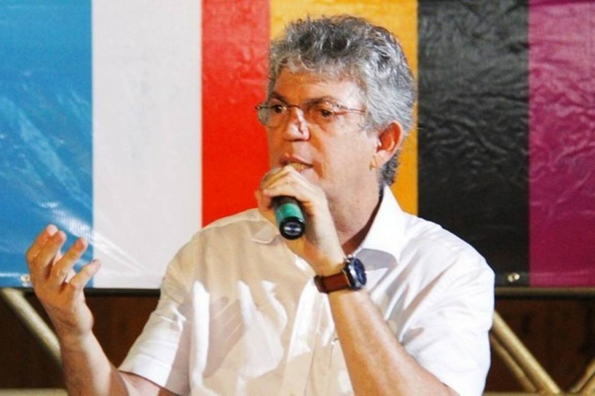 MP apresenta denúncia à Justiça contra ex-governador acusado de formação de uma organização criminosa