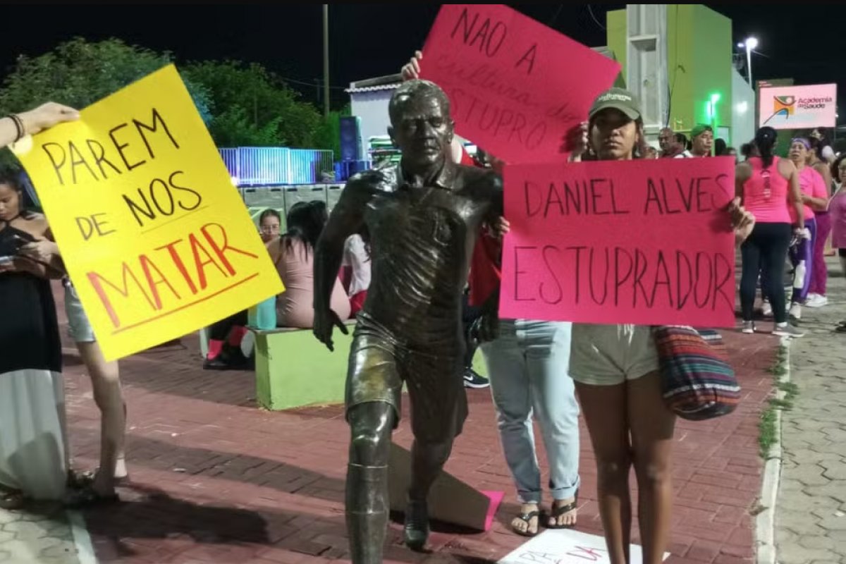 Pedido de retirada de estátua de Daniel Alves em Juazeiro é encaminhado à Justiça