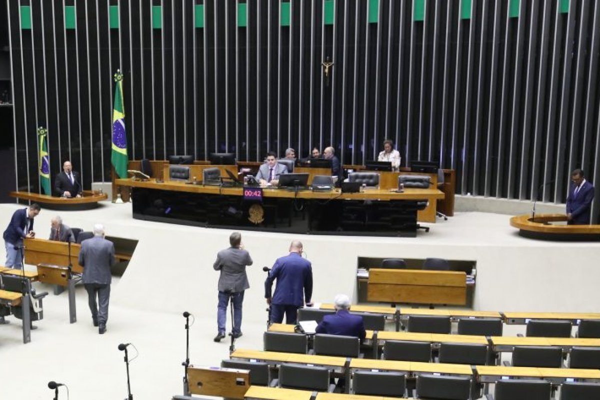 Fim da 'saidinha' é aprovado na Câmara