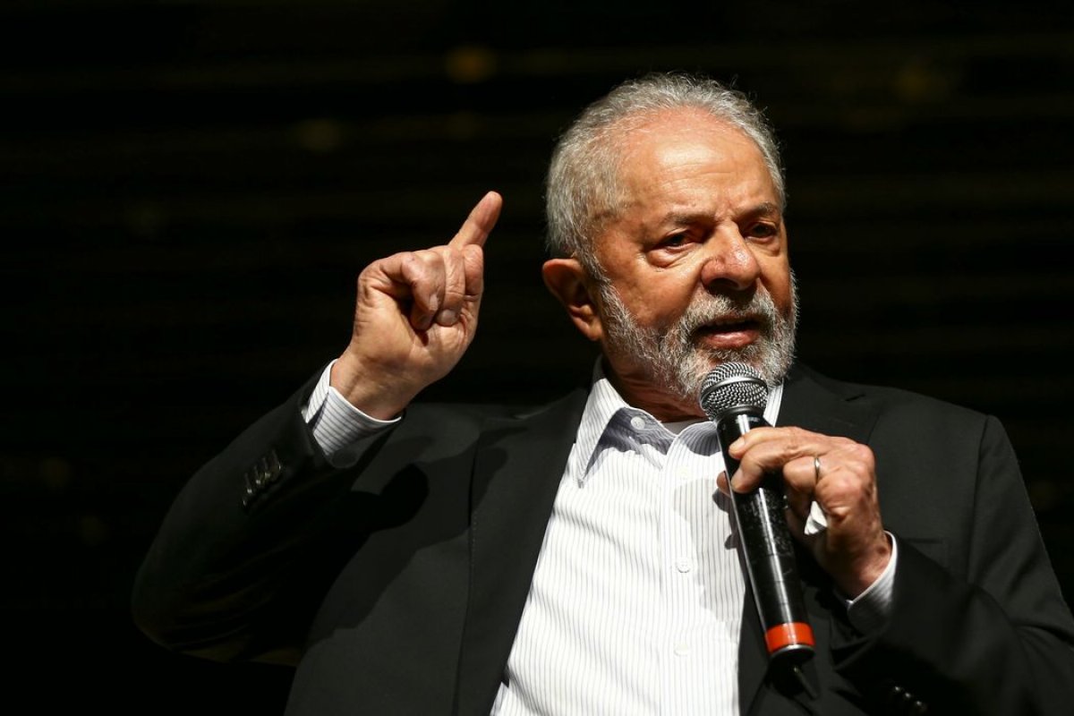 Durante festa do PT, Lula critica soltura do jogador Daniel Alves