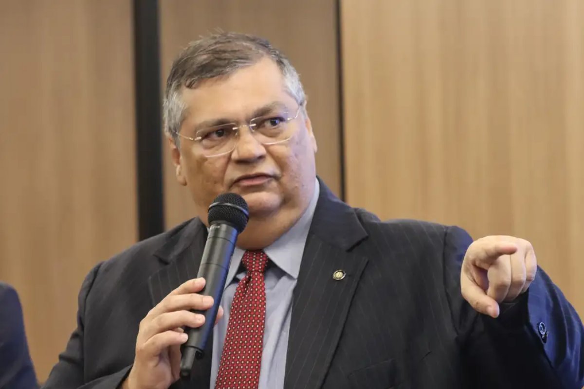 Dino rebate críticas de Lira e diz que investigação 'bem feita' é mais eficiente contra o crime organizado do que 'balas perdidas'