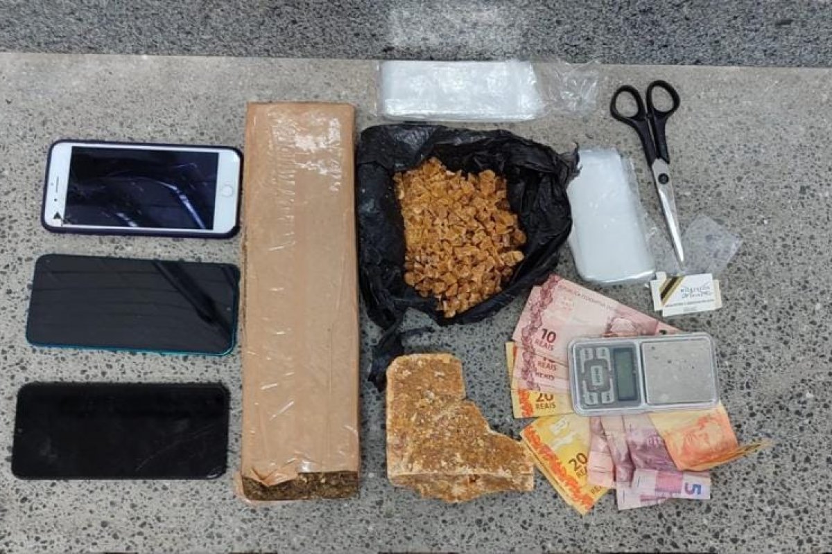 Polícia Militar detém suspeito e apreende drogas em Ipiaú