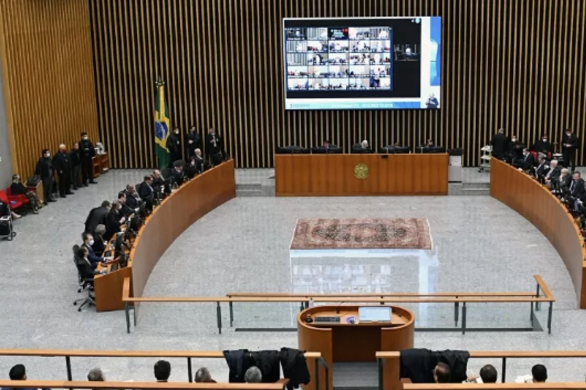 STF veta uso de 'cropped' no tribunal e CNJ exige explicações