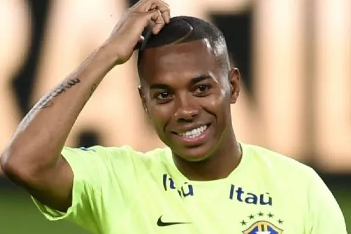 Juiz de Santos expede mandado de prisão para Robinho