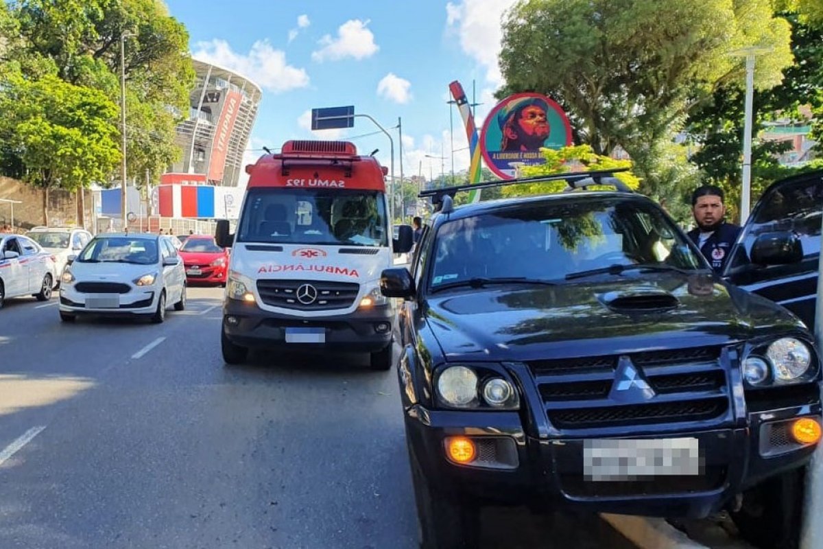 Colisão entre dois carros deixa ferido na região do Dique do Tororó, em Salvador