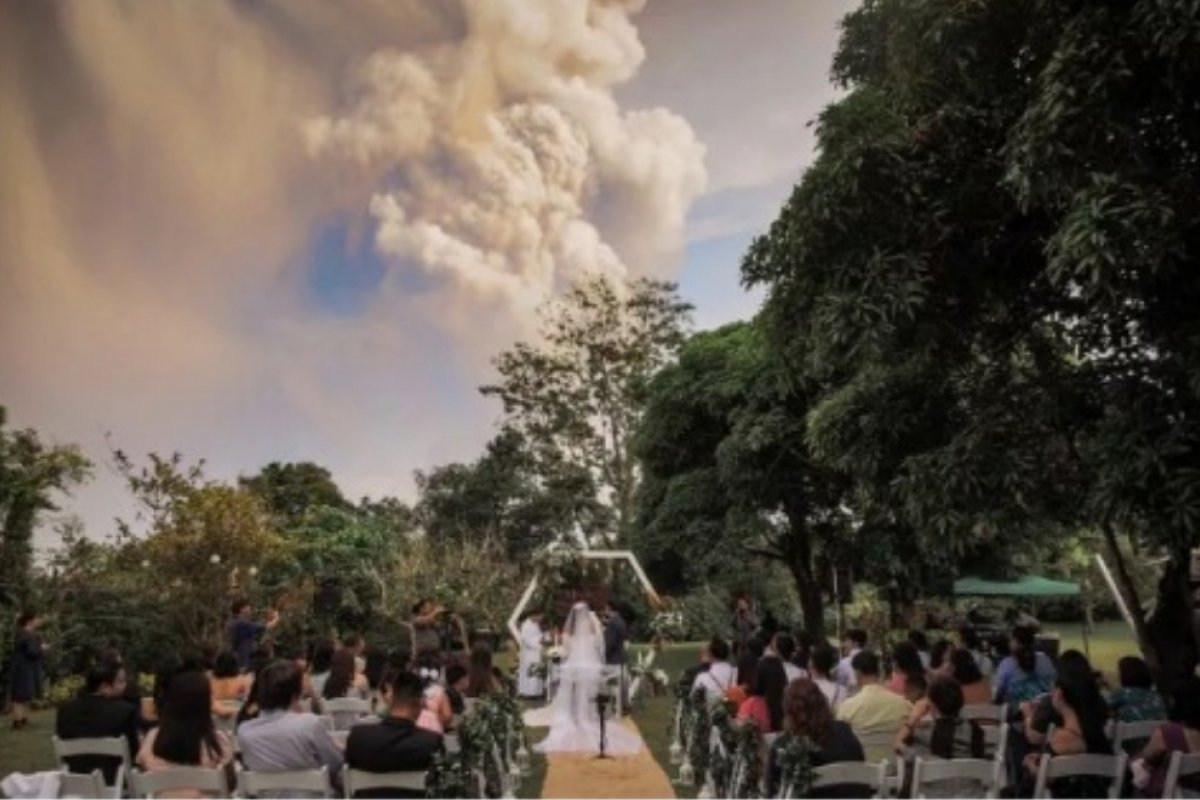 Vulcão entra em erupção durante casamento nas Filipinas