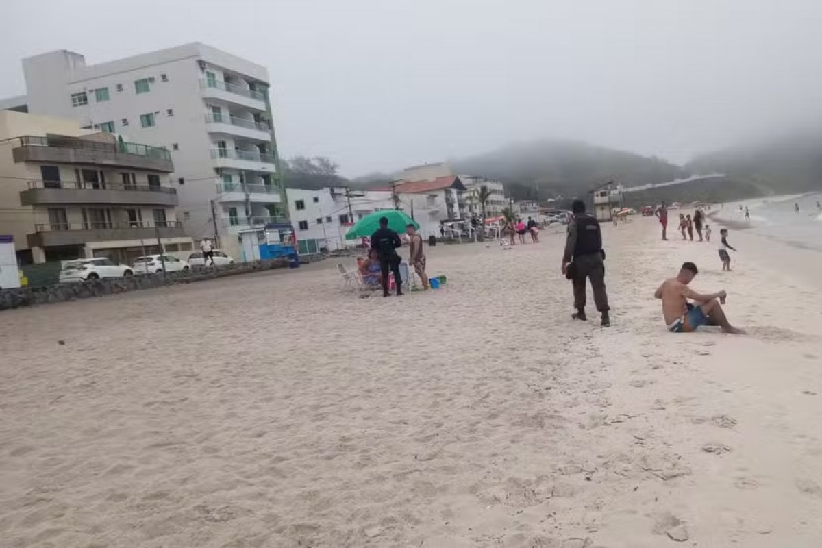 Forte chuva deixa um morto, causa desabamentos e quedas de árvores no RJ