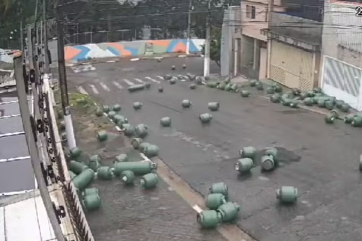 Vídeo: Botijões de gás caem de caminhão em Diadema, SP