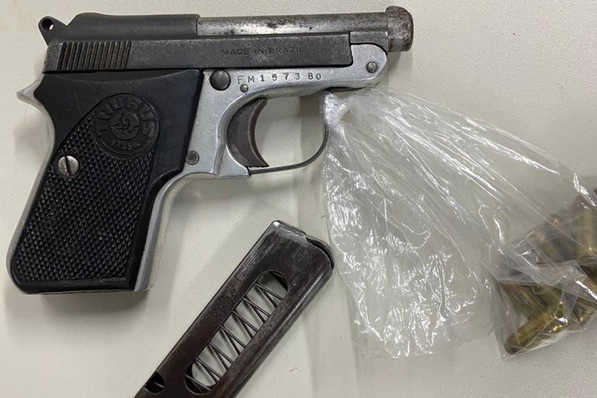 Mulher é detida com arma, drogas e equipamentos usados no tráfico