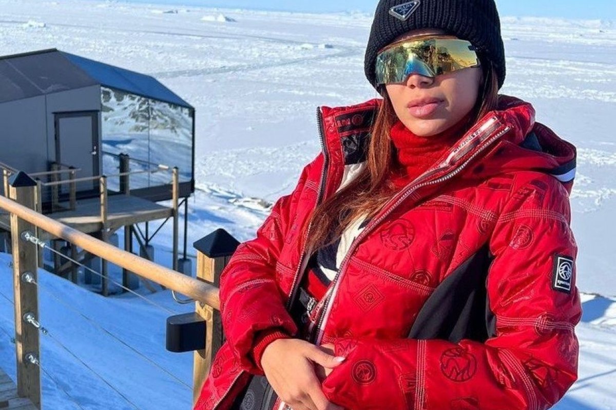 Anitta curte a Groelândia e mostra a vista de seu quarto de vidro no meio das montanhas!