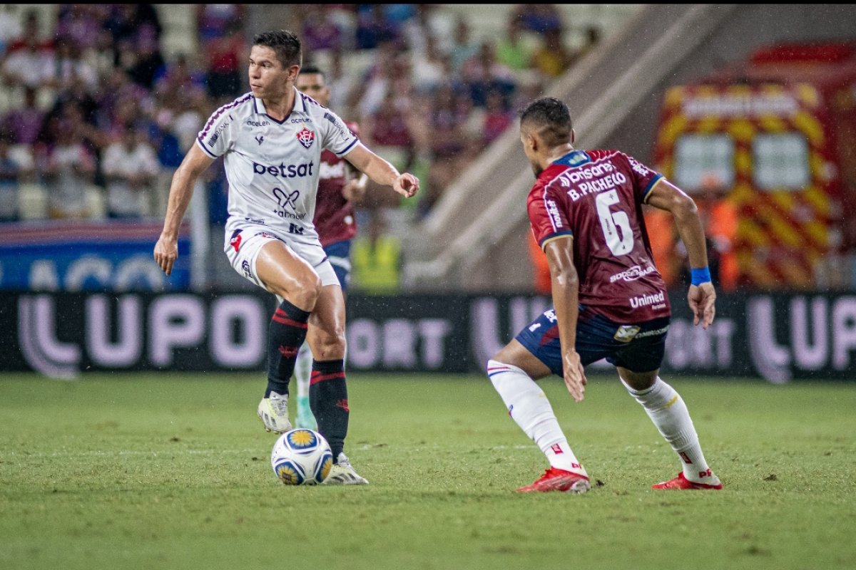 Vídeo: Vitória vence Fortaleza no Castelão e volta ao G-4 da Copa do Nordeste; veja o gol do jogo