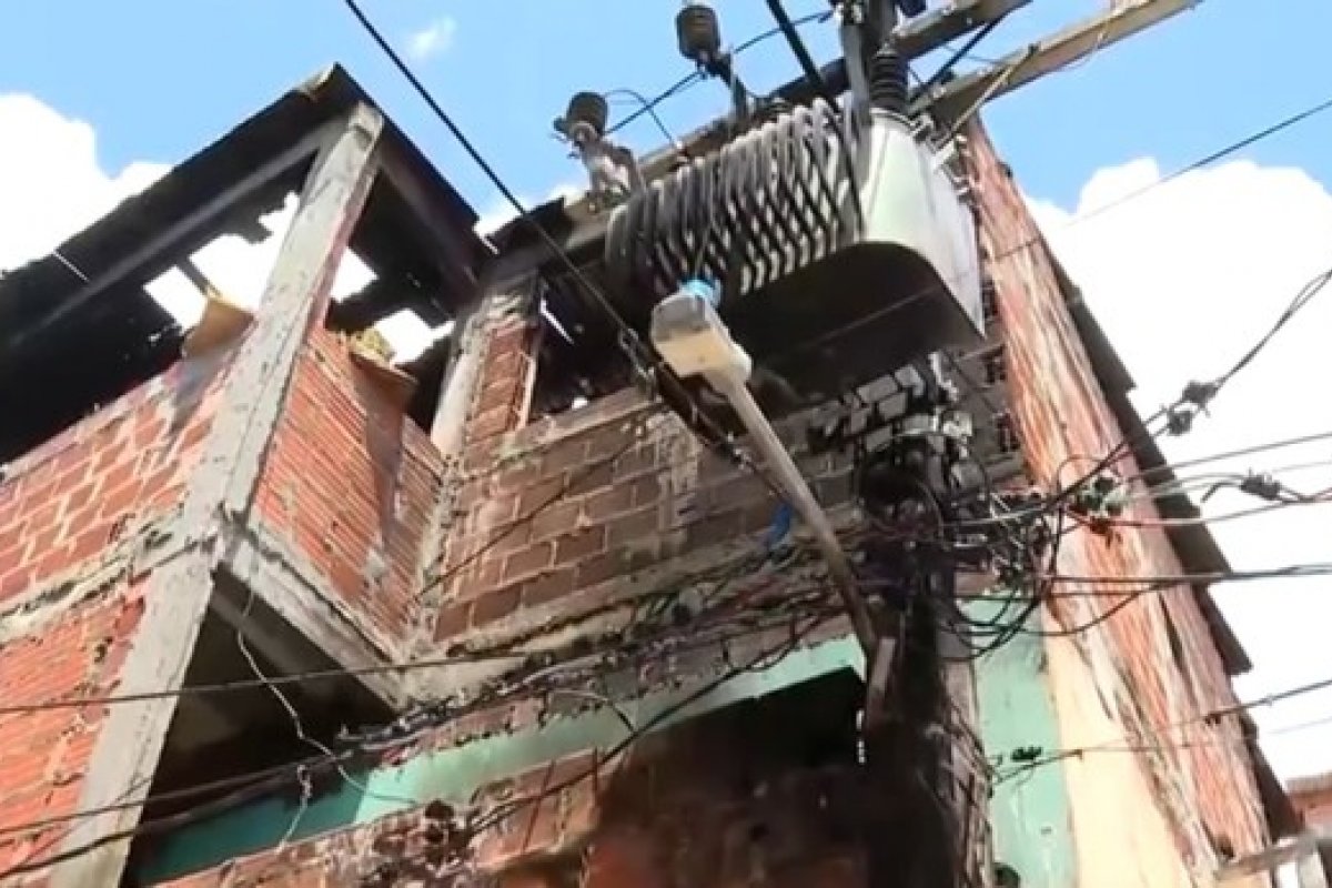 Fiação de poste pega fogo, atinge casas e moradores pulam janela para escapar