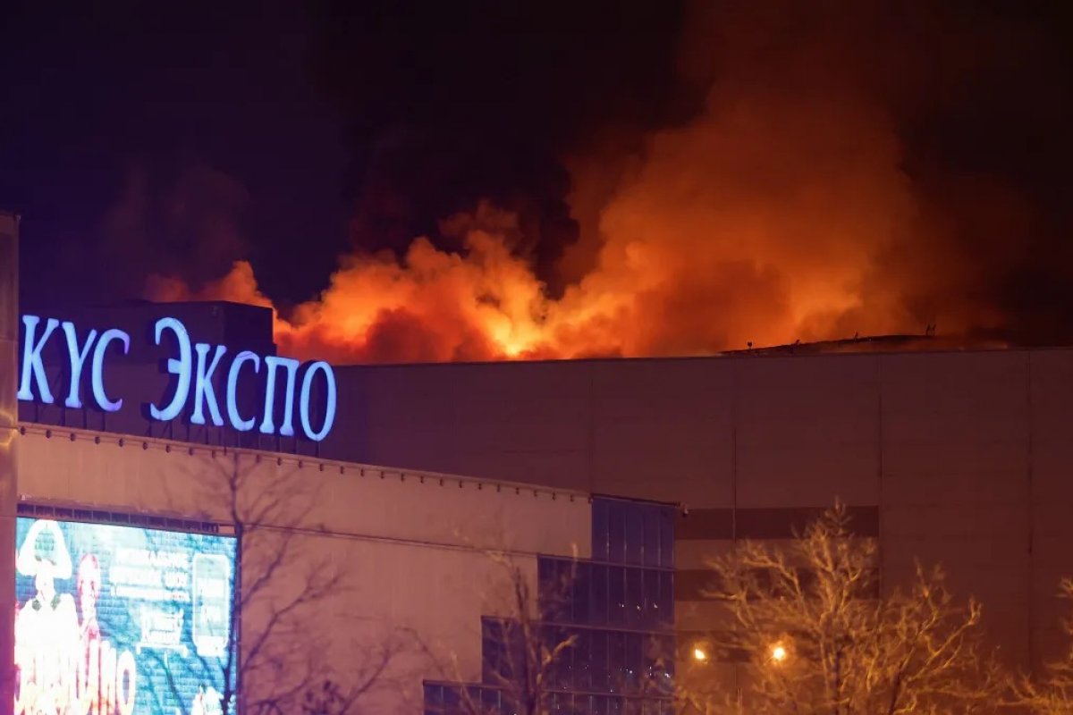 Russos prestam homenagem às vítimas do atentado terrorista em casa de show