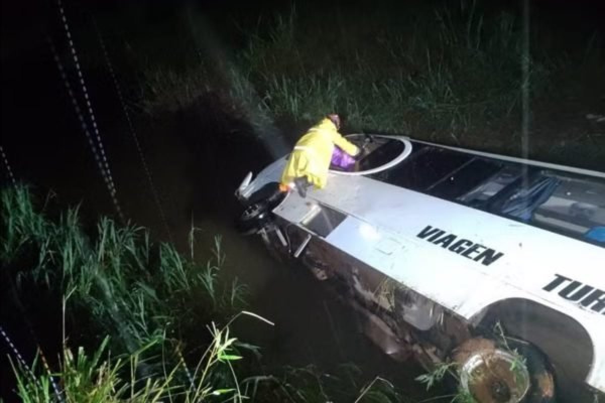 Acidente de ônibus deixa 18 feridos após capotamento em Rio de MG