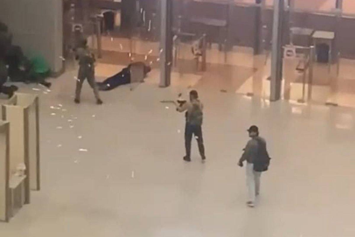 Homens que realizaram ataque terrorista na Rússia chegam a tribunal com sinais de tortura