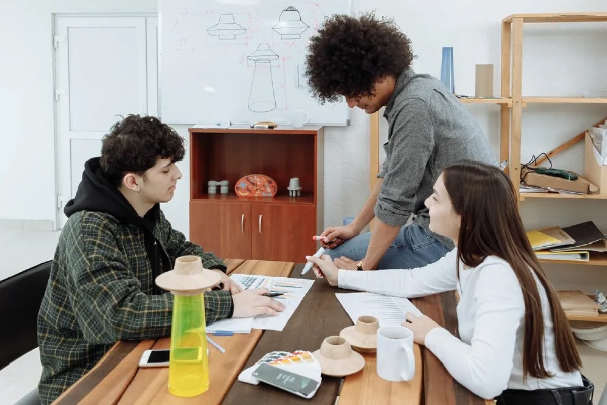 Pesquisa aponta desafios na interação entre diferentes gerações no mercado de trabalho