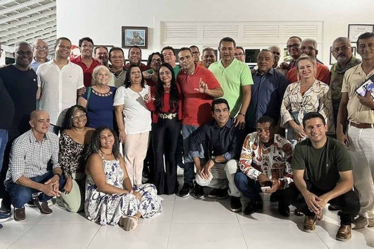 Moema Gramacho escolhe Antônio Rosalvo como pré-candidato a prefeito de Lauro de Freitas
