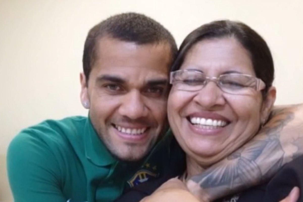 Mãe de Daniel Alves comemora saída do filho da prisão: ''Deus no comando sempre''