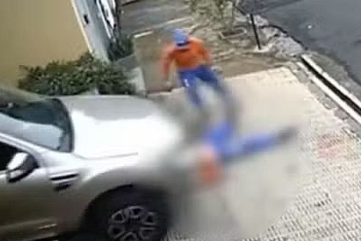 Gari deita em calçada para descansar e é atropelado por carro em MG