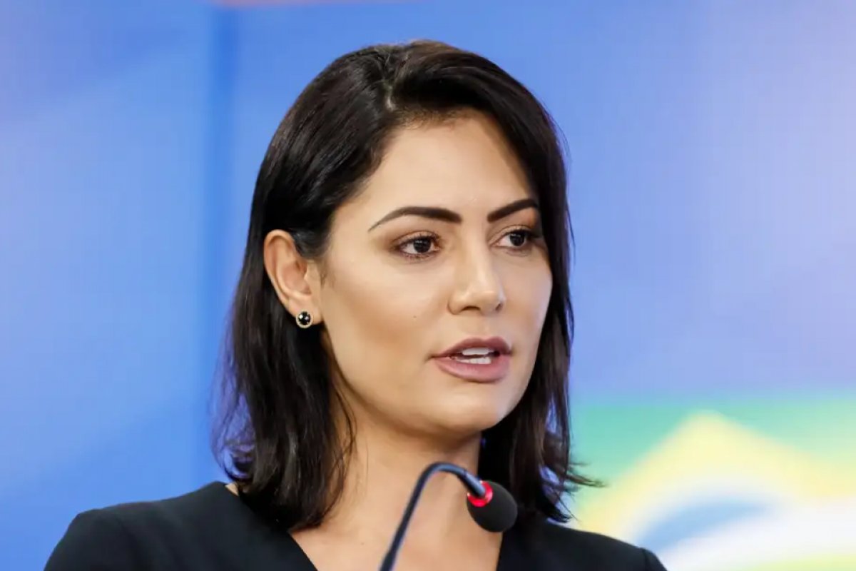 TJ manda cumprir intimação para barrar homenagem a Michelle no Theatro Municipal