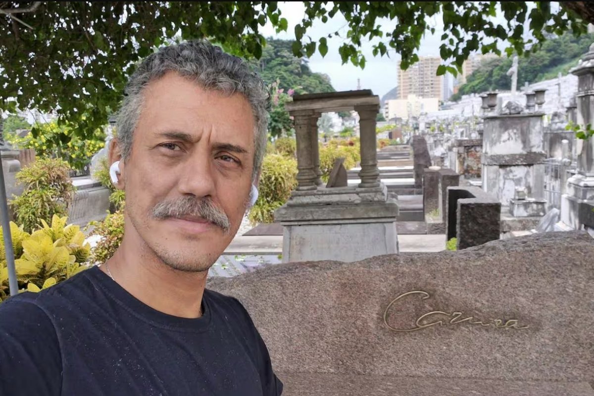 Homem faz análise de túmulos no Rio de Janeiro e repercute nas redes sociais