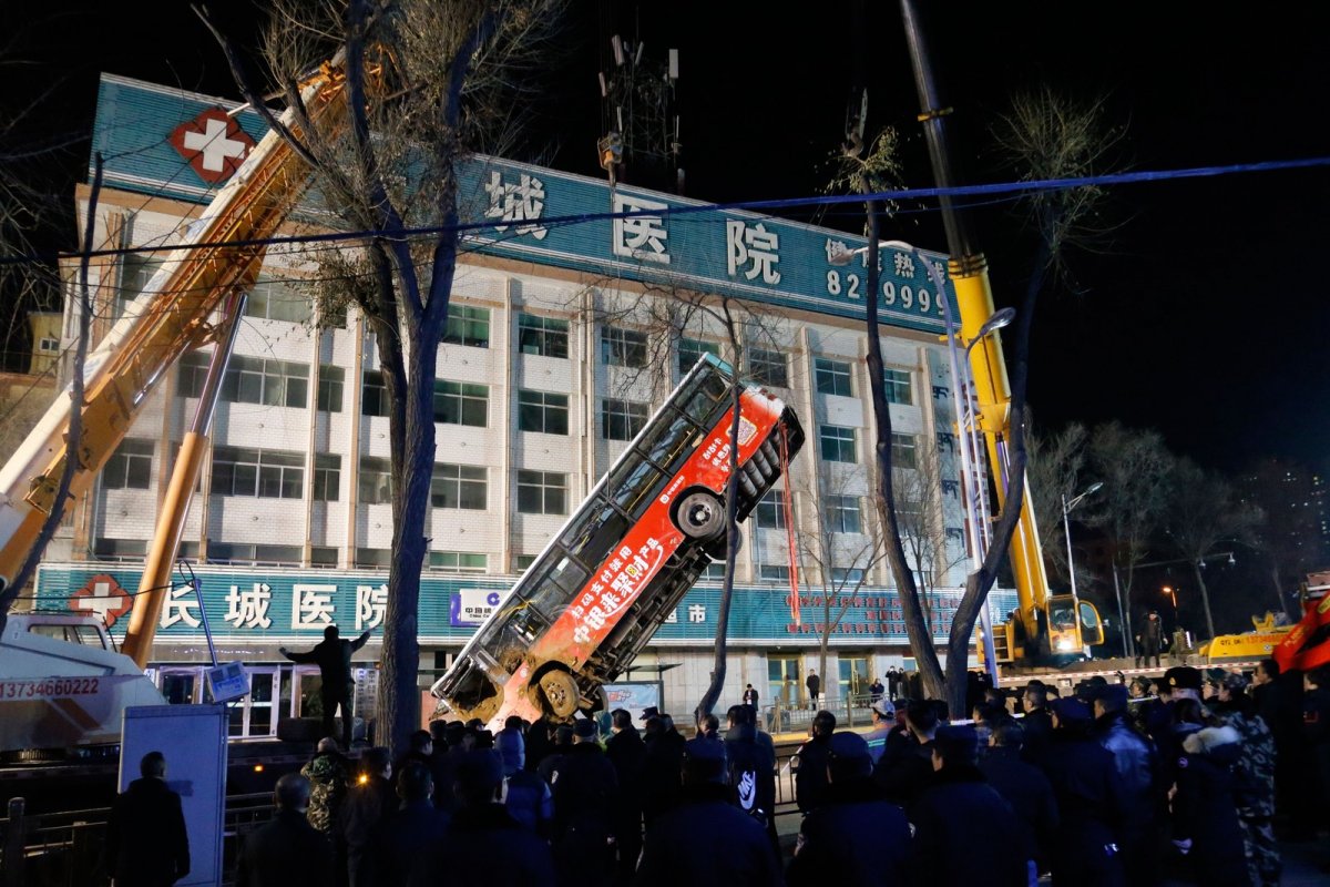 Ônibus cai em cratera e deixa seis mortos na China