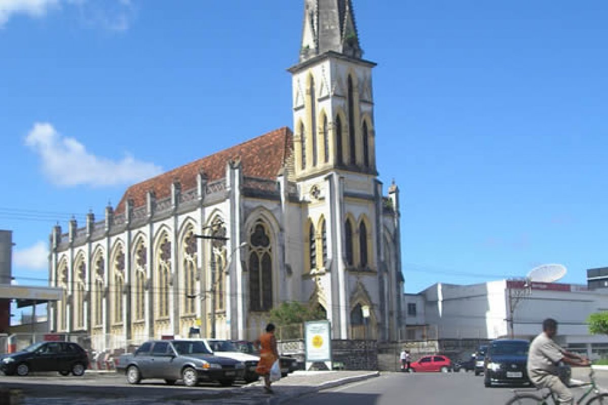 Arquidiocese emite nota de esclarecimento após padre expulsar Babalorixá