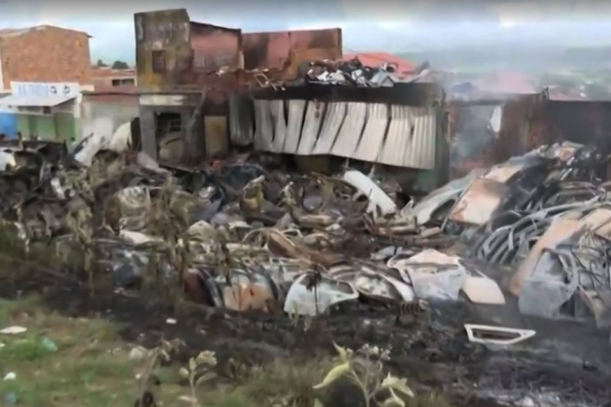 Incêndio atinge loja de sucata e peças de veículo em Feira de Santana 