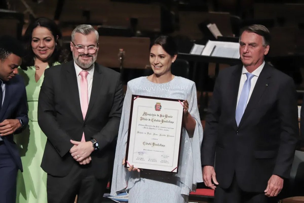 Michelle Bolsonaro recebe título de cidadã paulistana no Theatro Municipal
