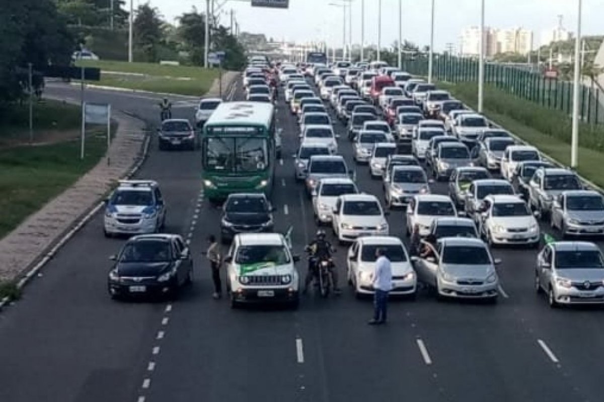 Motoristas por aplicativo realizam manifestação na manhã desta terça (26), em Salvador
