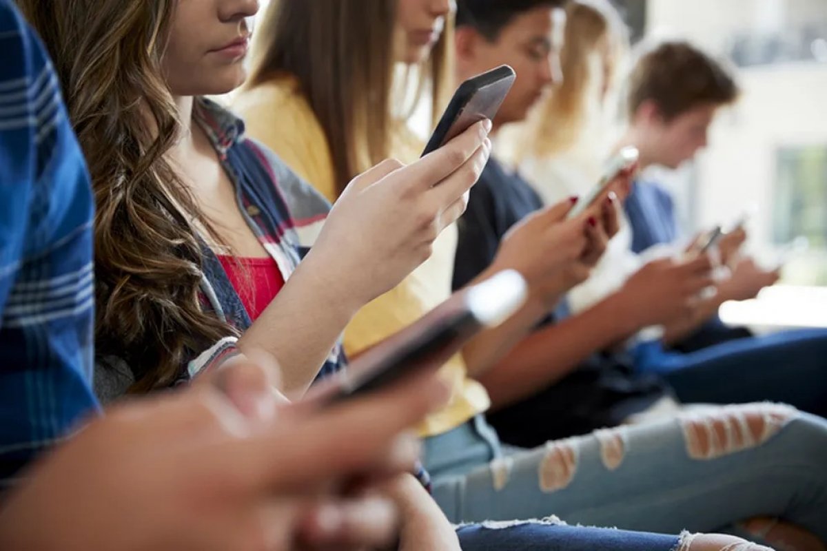 Governador da Flórida sanciona lei que restringe acesso de adolescentes às redes sociais