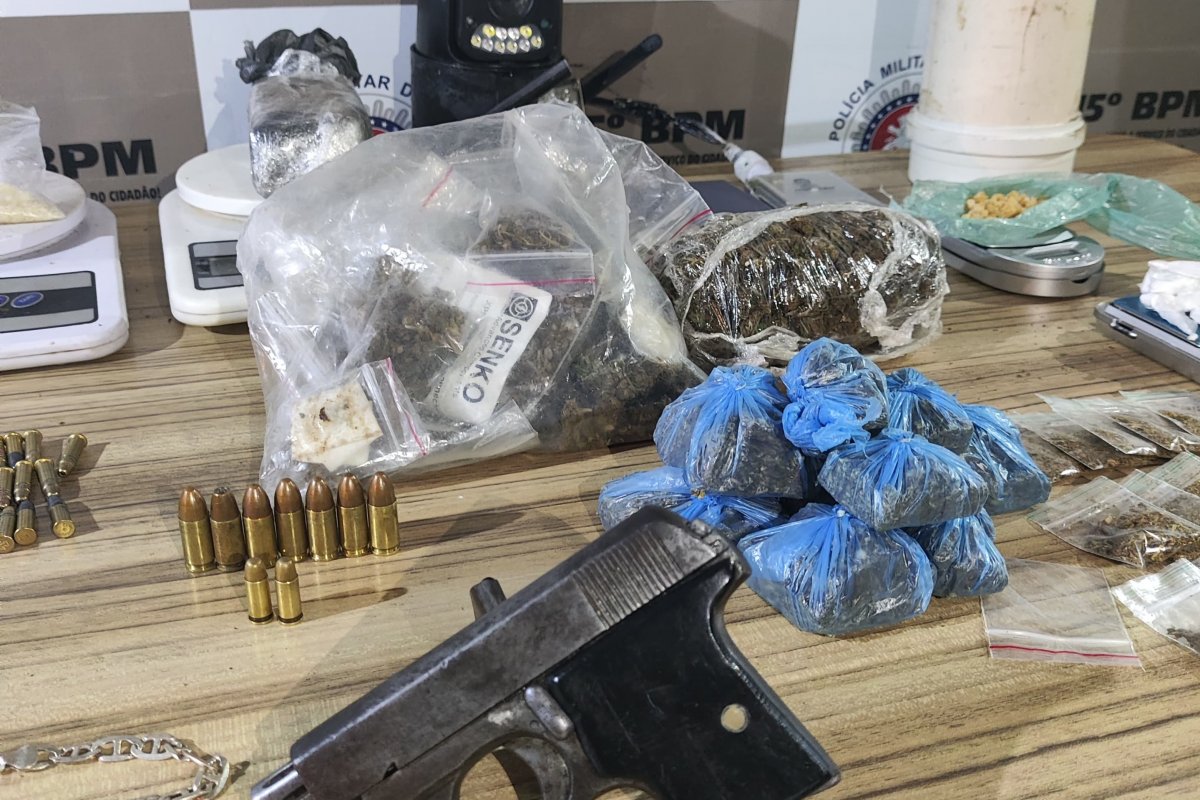 Polícia Militar apreende arma, munições e drogas no sul da Bahia