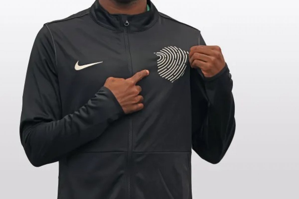 CBF lança casaco "uma só pele" em apoio a Vinicius Júnior