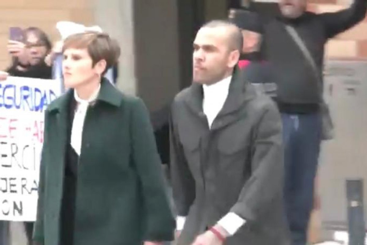 Grupo de amigos paga fiança milionária para libertar Daniel Alves em Barcelona, revela Jornal