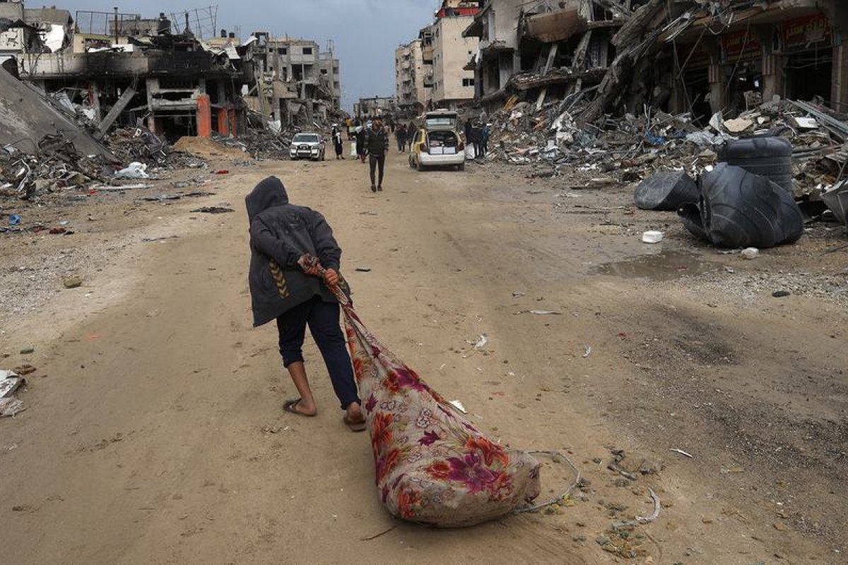 Conflito em Gaza deixou dezenas de crianças mortas na noite de segunda-feira (25)