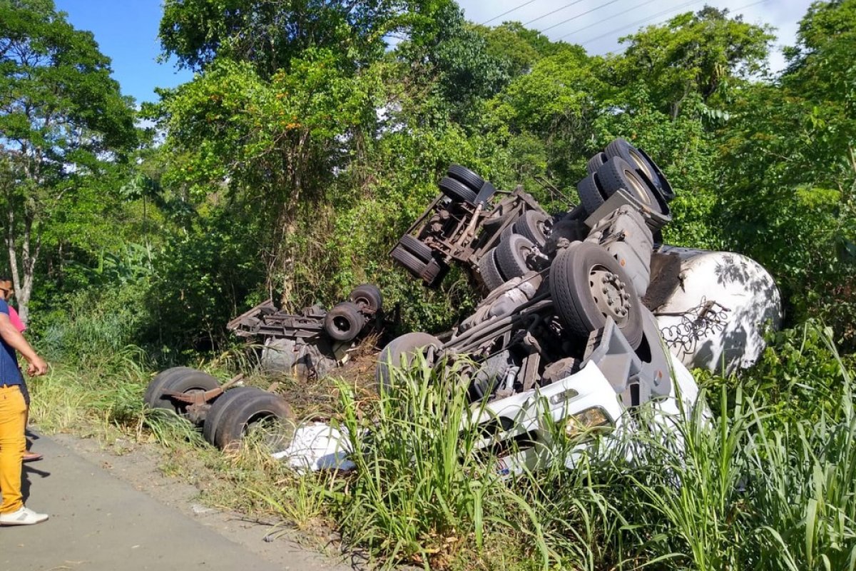 Caminhão tomba e deixa uma pessoa morta em Itabuna, sul da Bahia