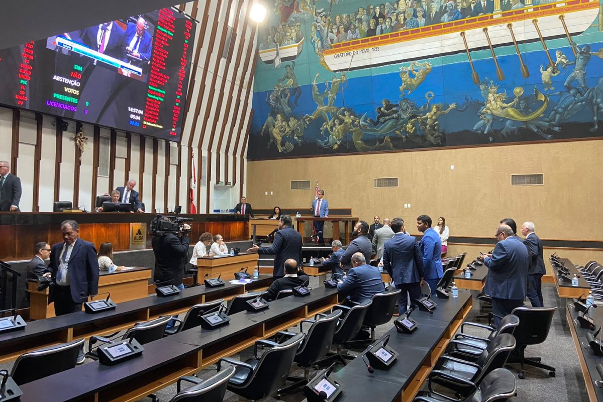 Vídeo: falta de quórum gera discussão entre deputados em sessão na Alba