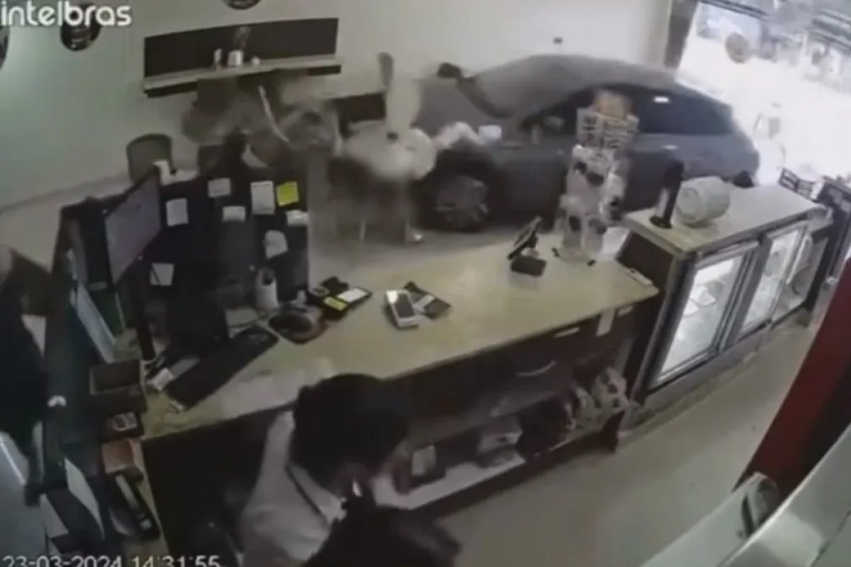 Vídeo: Carro desgovernado invade doceria e quase atropela criança em SP