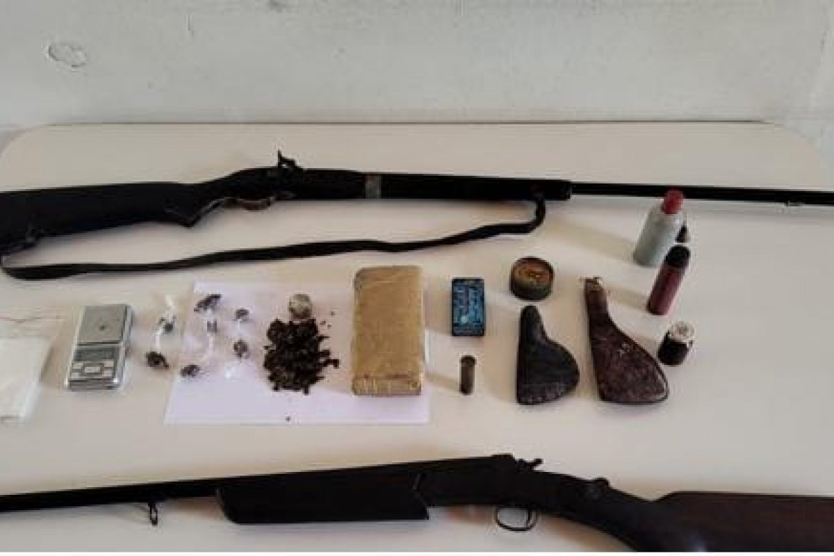 Na Capela do Alto Alegre, PMs apreendem armas e drogas