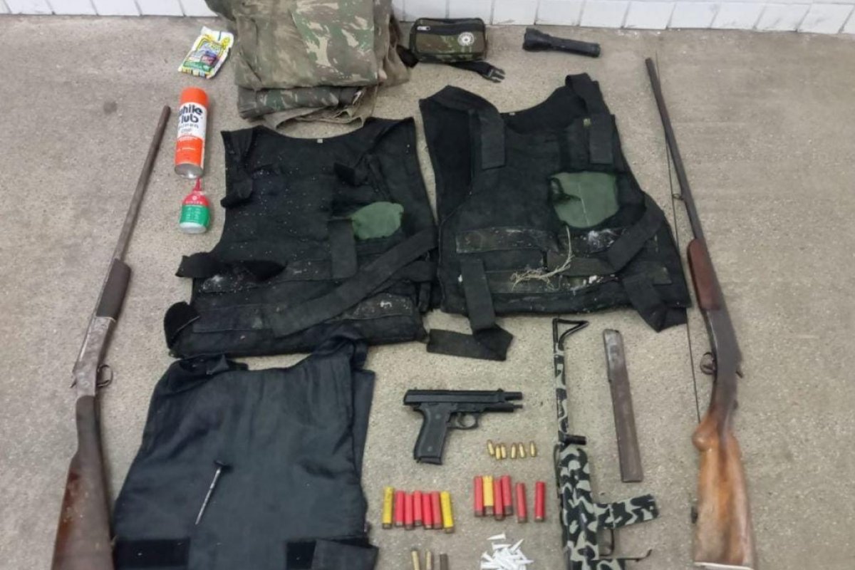 Polícia Militar apreende armas de fogo, munições e drogas em Candeias